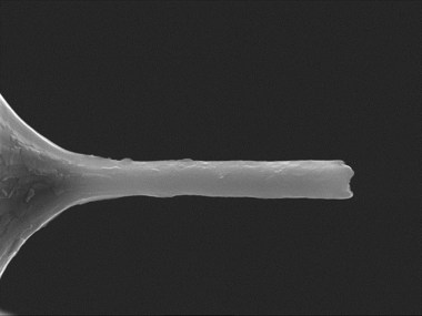 直径900nmの極小径微細軸の創成例