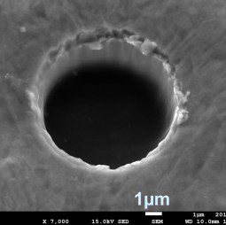 微細せん断加工例(穴径9µm)