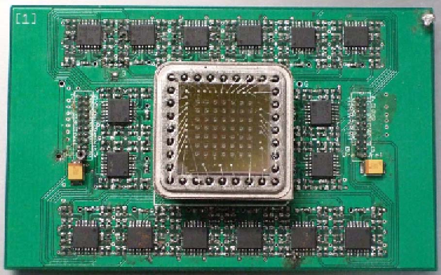 Ultrasonic array sensor system. マイクロ超音波アレイセンサチップと32チャンネル並列信号処理用回路基板。